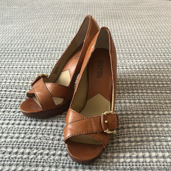 🆕 Michael Kors Leather Heel with Gold Buckle Toe - Picture 2 of 14